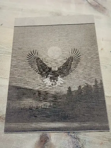 Aquila in volo con luna/incisione laser